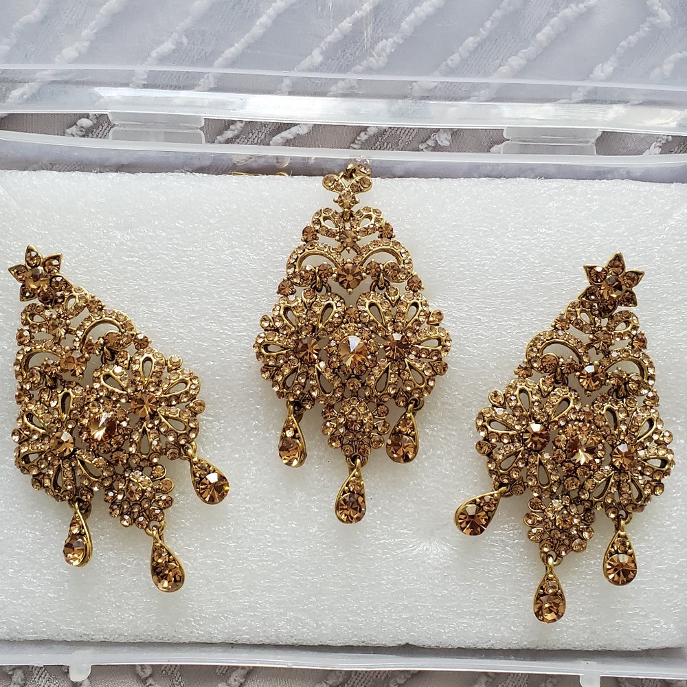 Gold earring and tikka set